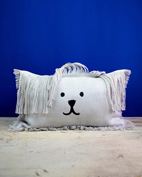 ARCHIVES-Bouboule-2-•-Coussin-chien-frange-lin- Coussin-upcyclé-made-in-france-chien-écru