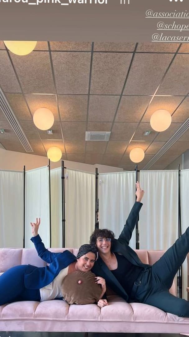 Honorée d’avoir été partenaire. 

À l’occasion d’octobre Rose @association_skin et la marque 17h10 ont organisés le mardi 19 septembre une journée dédié à la force des femmes face au cancer. Ce femme m’ont donner une tonne de lumière ! 
#gratitude #sororité #amitié #beauté #joie #shooting #union #coaching #colorimetrie #morphologie #makeup  #rencontre #paris #17h10 #skin #mercis pour toutes ces belles rencontres @farou_pink_warrior 

Merci à @Cécile SKIN pour votre confiance ! Merci l’acceuil @lacaserne
@Guillaume Garat pour ce photoshoot puissant
@Les Foodelles, pour vos créations gourmandes, 
@eleonor@guinguettedangele.fr merci aux Guinguettes d’Angèle pour ces cakes délicieux, 
@Nathalie Colin pour ce coaching si inspirant, 
@slbarahona.pro@gmail.com, @Sakina Lafraki pour ce conseil en image et en colorimétrie rempli de belle énergie

Coussin en série limitée #octobrerose rose
#cousins #decorationresponsable #madeinfrance🇫🇷