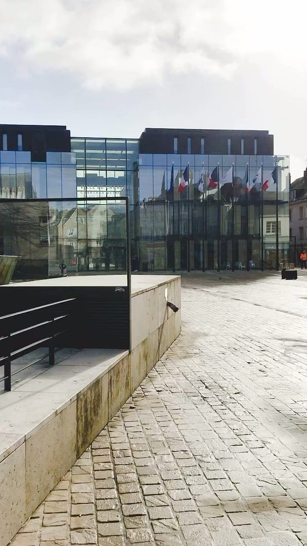 #chartresmetropole #cadrent

🎨 Le Cadr’Ent de Chartres métropole, lieu de vie et guichet unique pour les entreprises et porteurs de projets du territoire, organise des rencontres autour des savoir-faire et de l’artisanat avec des artisans locaux du 2 au 5 avril :

Mardi 2 avril, de 13h-18h avec démonstrations
🔹 Marqueterie Le Galludec – Ébéniste et marqueteuse

Mercredi 3 avril, de 9h-18h avec démonstrations
🔹 @b.by.c – Créatrice de bijoux
🔸 Silice and Co – Fileuse de verre au chalumeau
🔹 @prunaylotte – Tisseuse de perles
🔸 Atelier Onirique Vitrail – Artisan verriers vitrailliste

Jeudi 4 avril, de 9h-13h avec démonstrations :
🔹 Mélanie Haudry – Artiste et sculptrice sur bois

Jeudi 4 avril, de 13h-18h :
🔹 @atelier.noir.copo – Artiste peintre et Ébéniste

Vendredi 5 avril, de 11h-13h :
🔹 Schop Editions – Décoration textile

Vendredi 5 avril, de 13h-18h :
🔷 EnartborecencePeintures en décor

🧭 Adresse : 13, place des Halles.

👋 Entrée libre.

📣 Renseignements : contact@cadrent.fr / https://www.chartres-metropole.fr/attractive/le-cadrent

—
#ChartresMetropole #LeCadrEnt #Art #Artisanat #Culture #JEMA2024 #MetiersArt