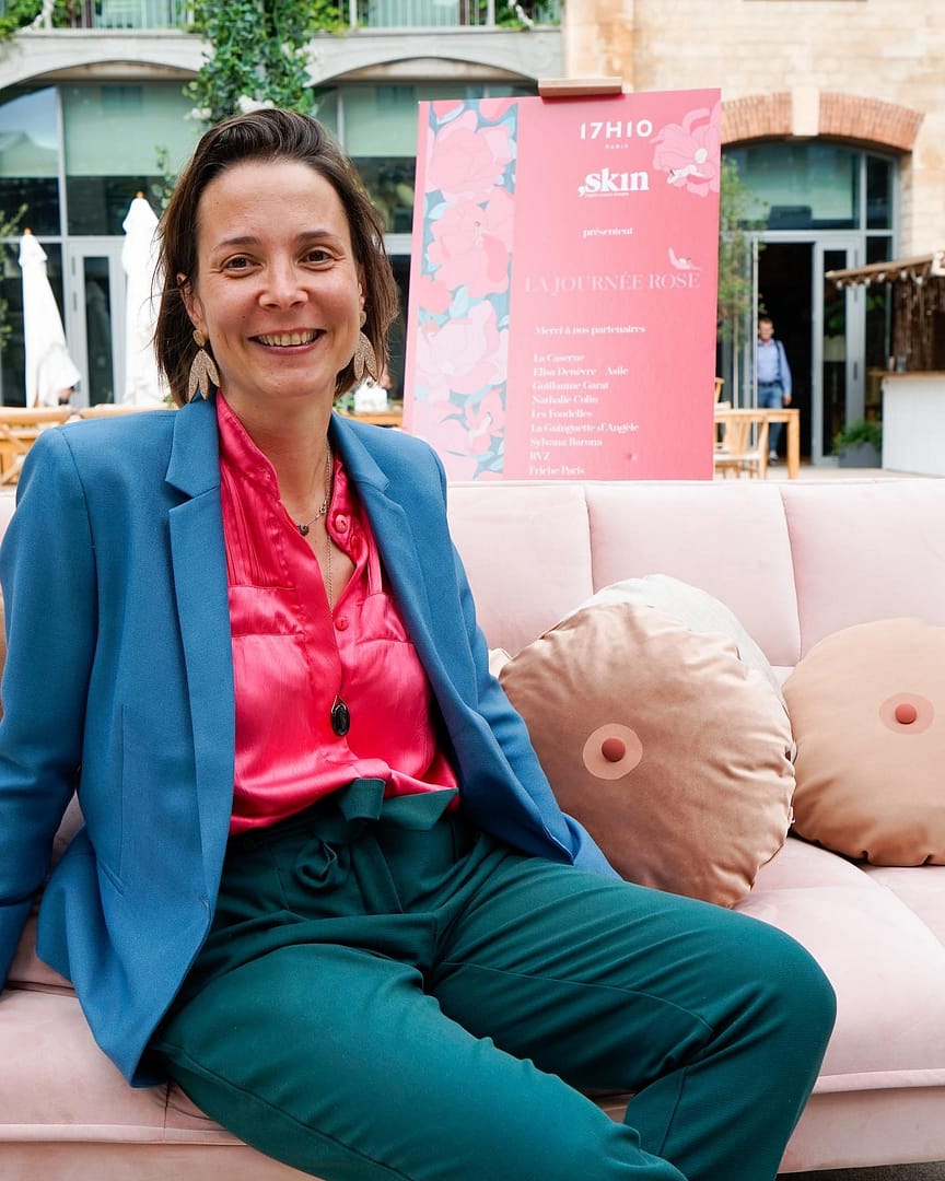 Octobre, un mois moins rose que je ne pensais.
Depuis le 27 septembre, Schop, le projet que je porte à été au ralenti, en slow motion, un chute à Vélo. Le refus de priorité d’une voiture à vélo et me voilà le genou cassé, octobre brisé. Remettre mes projets à plus tard pour conserver ce que j’ai de mieux « La vie », me réparer. Je ne sais ou cette épreuve m’emmènera, ( non….pas un coussin genou), mais au travers mon passage à l’hôpital, ma convalescence à la maison, je comprends l’importance du beau, du bon, d’objet totem, pourquoi pas un coussein dans son parcours de santé. 
Merci à la famille, aux amis, aux clients bienveillants, pour votre soutien aux soignants pour votre humour, aux personnes simplement chouettes pour vos attention.

Photos lors de la collaboration  @17h10.paris et @association_skin pour cette collaboration qui s’est déroulé @lacaserneparis . 

Good picture Photo Honorine @hv.creative_