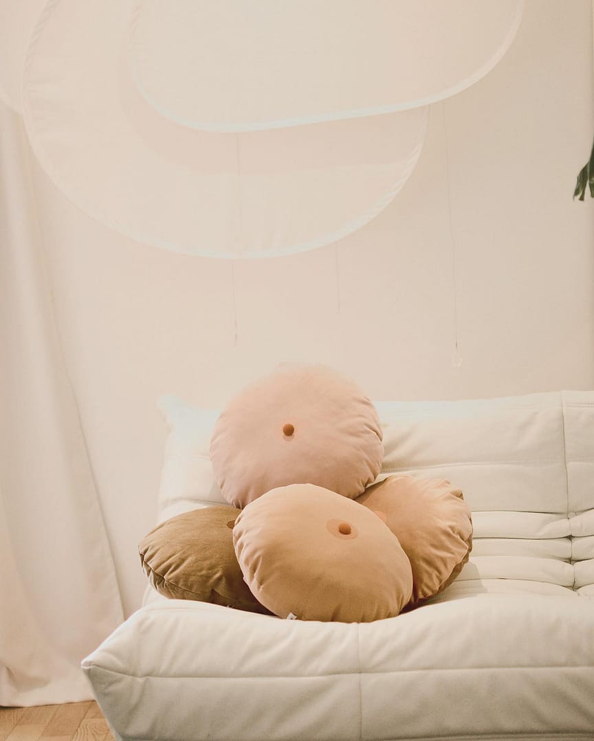 L’éthique, chez Schop, c’est non négociable ! Nous prenons celle du processus de fabrication très au sérieux. Faire à partir de ce qui est là, autour de soi, sous notre nez, juste à côté, pour nous, ça va de soi. Nos ressources matérielles et humaines sont locales. Notre engagement est naturellement respectueux, inclusif et écologique, tant dans la sélection des matières sourcées pour nos créations, que dans le choix des partenaires avec qui nous travaillons, à moins de 100km de l’atelier.

#éthique #decorationecoresponsable #coussin 
#coussein